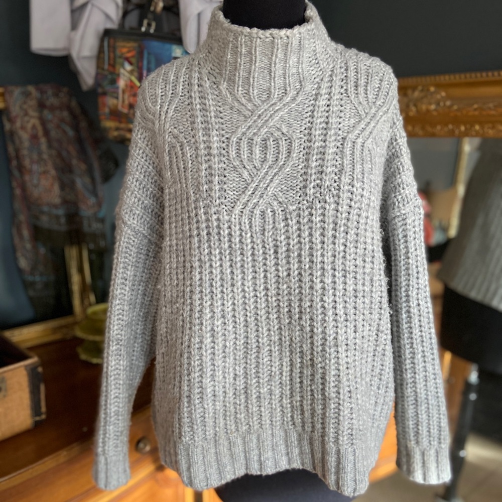 Aerie light gray sweater medium
